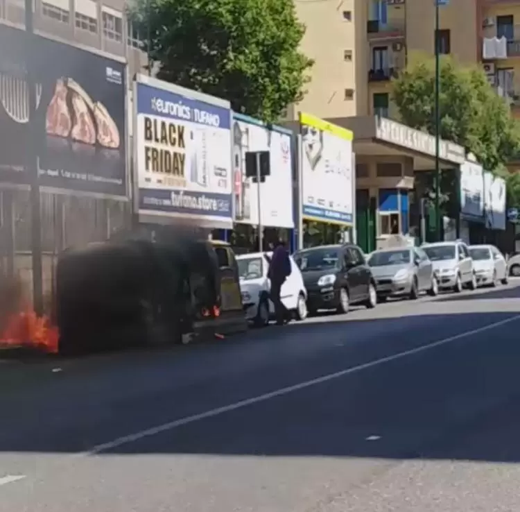 napoli-cassonetti-fiamme-santobono