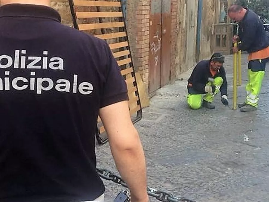 napoli-rimossi-paletti-abusivi-quartieri-spagnoli