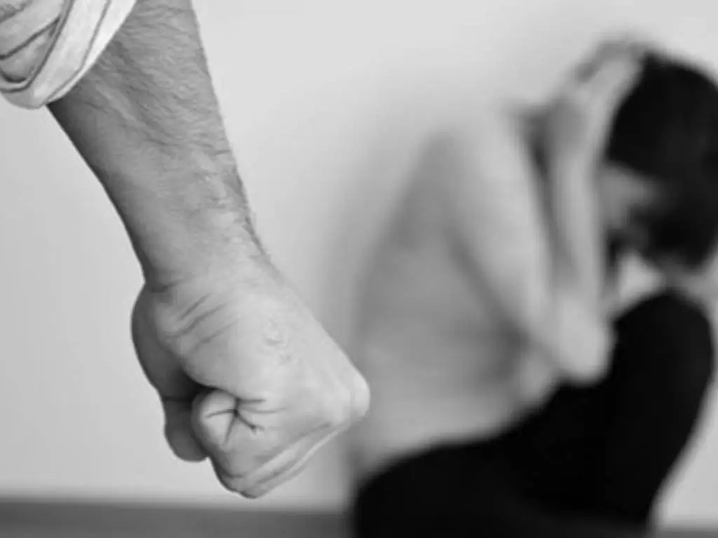 ottaviano-picchia-fidanzata-bar-22enne-denunciato