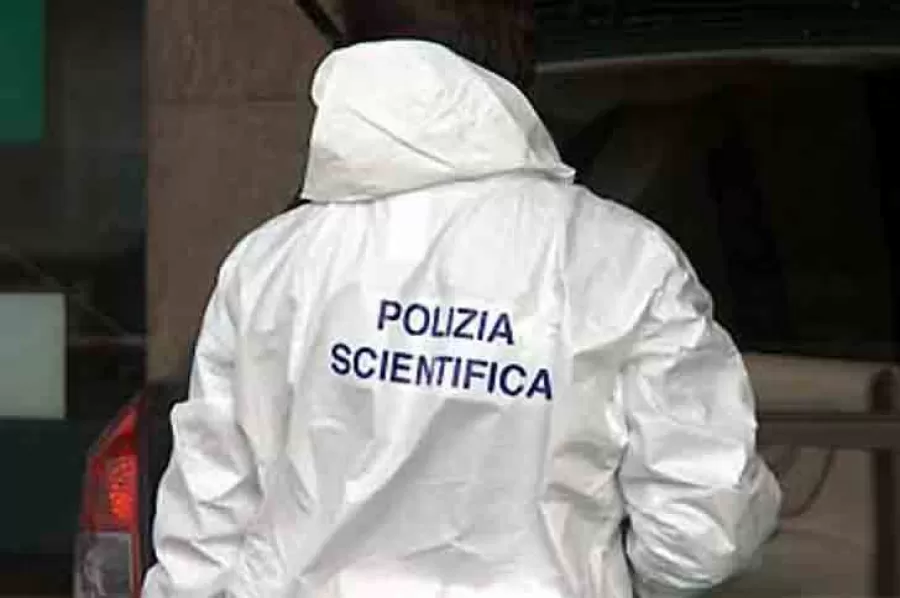 castel-volturno-donna-morta-nuda-bagno