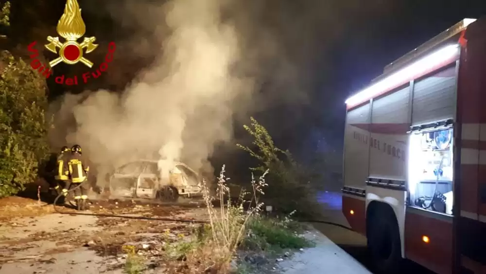 sorbo-serpico-auto-fiamme-vigili-fuoco