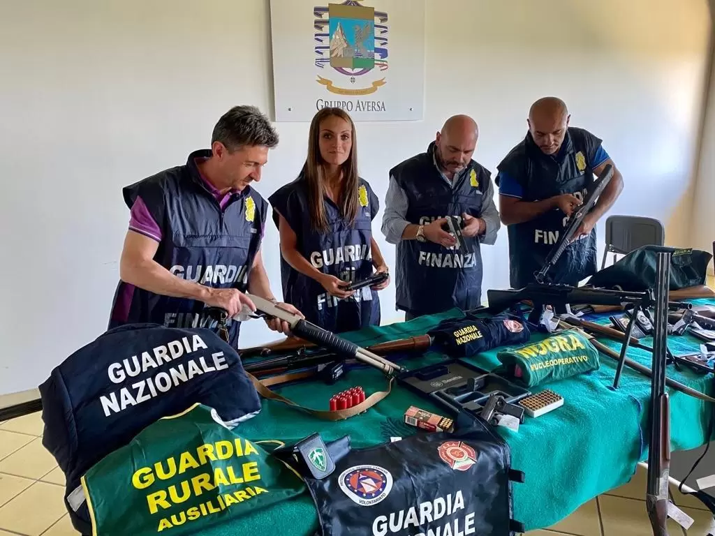sequestro-associazione-volontariato-caserta-fucili-divise