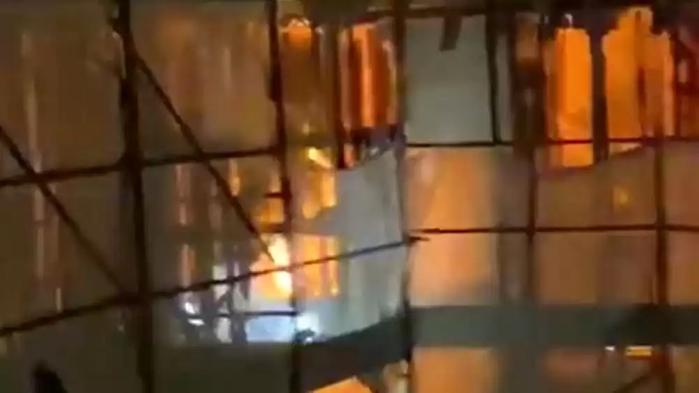 Momenti di forte tensione, nella giornata di oggi 17 luglio, a San Prisco dove in via Stellato si è verificato un incendio all'interno di un cantiere di una palazzina. Secondo la prima ricostruzione dei fatti, si tratta di un incendio di natura dolosa. 