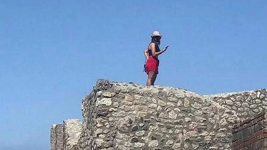 carcere-turista-tetto-terme-centrali-pompei