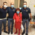 napoli-anziana-spesa-poliziotti