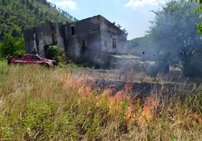 incendio-rocchetta-croce-fiamme-frutteti