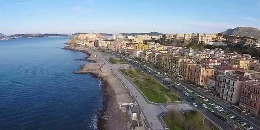 rissa-pozzuoli-lungomare-incendio-barca