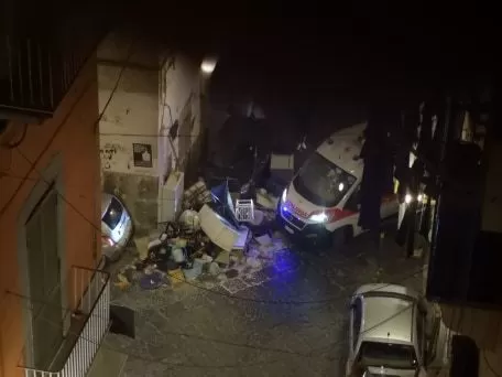 napoli-ambulanza-rifiuti-3-settembre