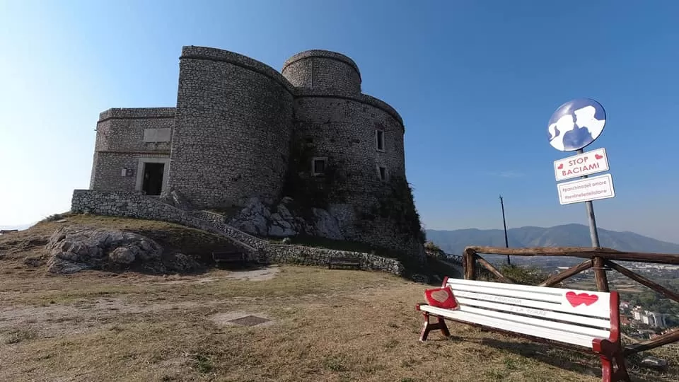 montesarchio-inaugurata-panchina-amore