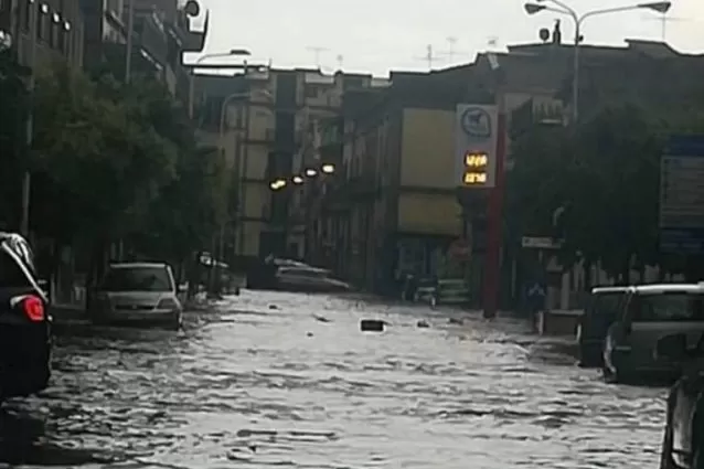 maltempo-napoli-allagate-strade-centri-commerciali