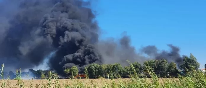 vasto-incendio-castel-volturno-azienda-distrutta
