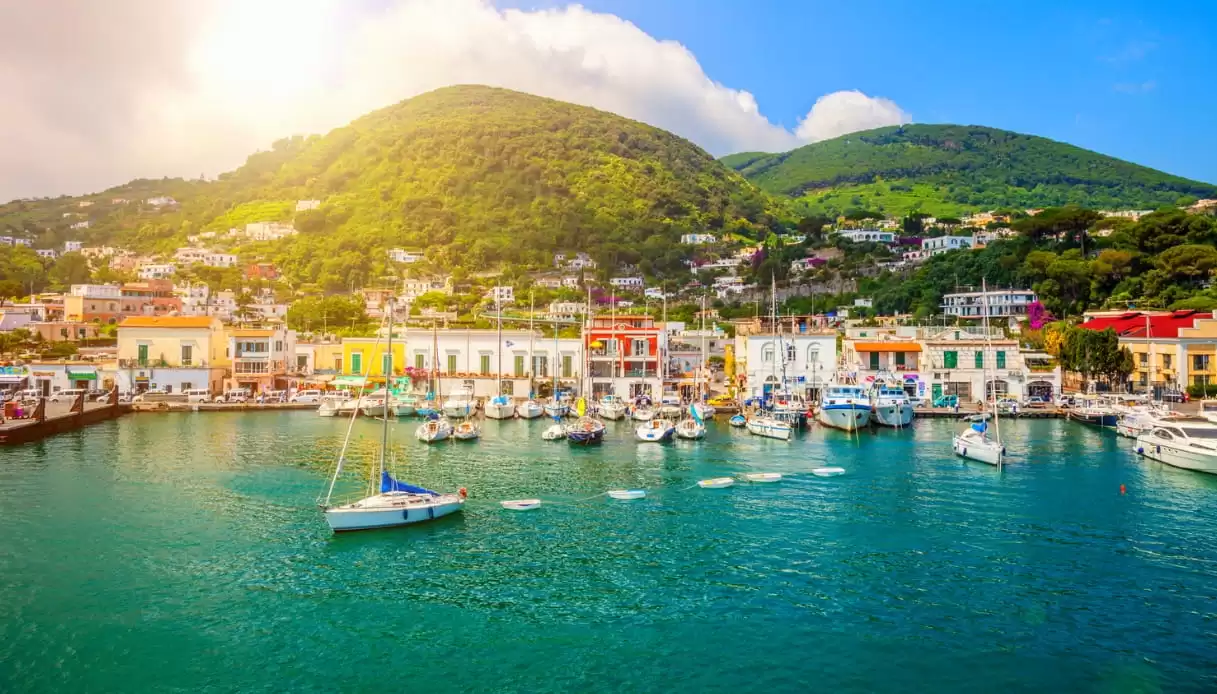 coronavirus-caso-sospetto-nave-ischia-13-settembre