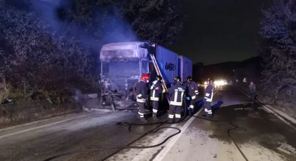 valle-di-maddaloni-camion-prende-fuoco-15-ottobre