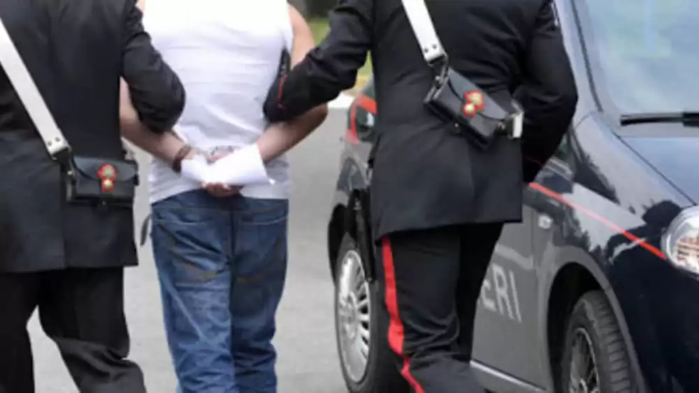 lioni-litiga-piazza-ex-scaglia-contro-carabinieri-21-novembre