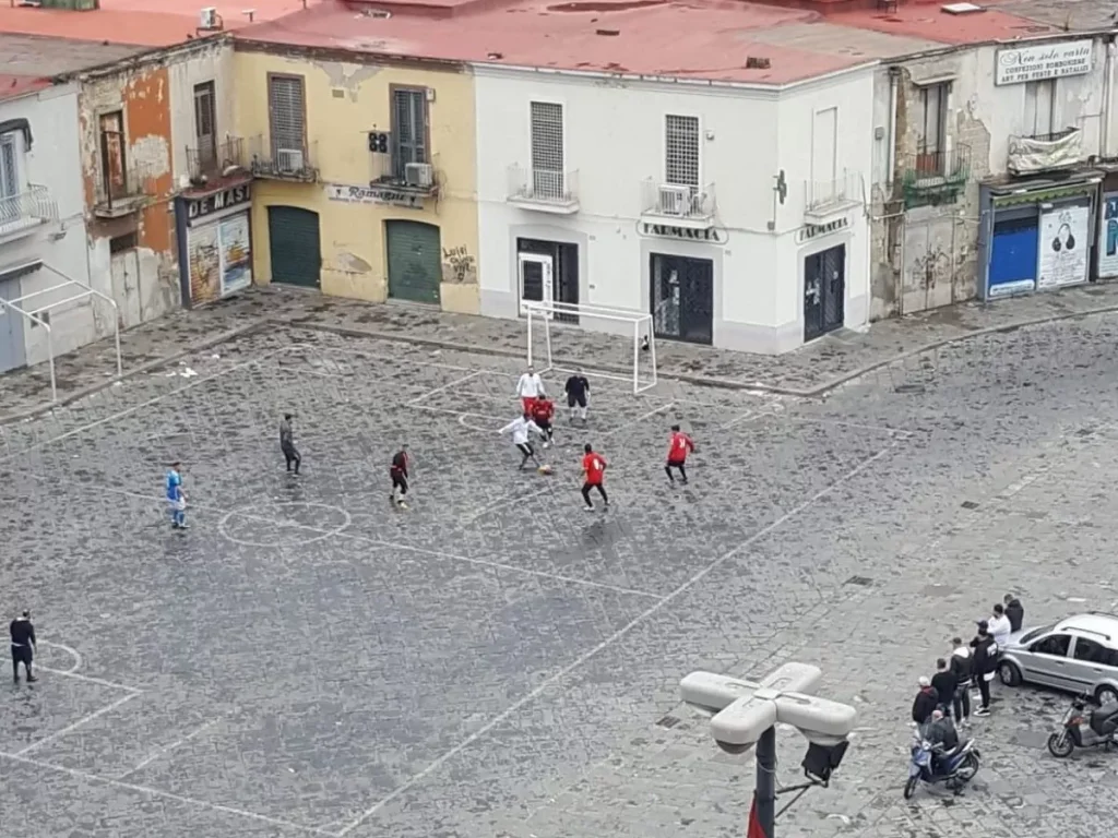 napoli-zona-rossa-partita-calcetto-piazza-mercato