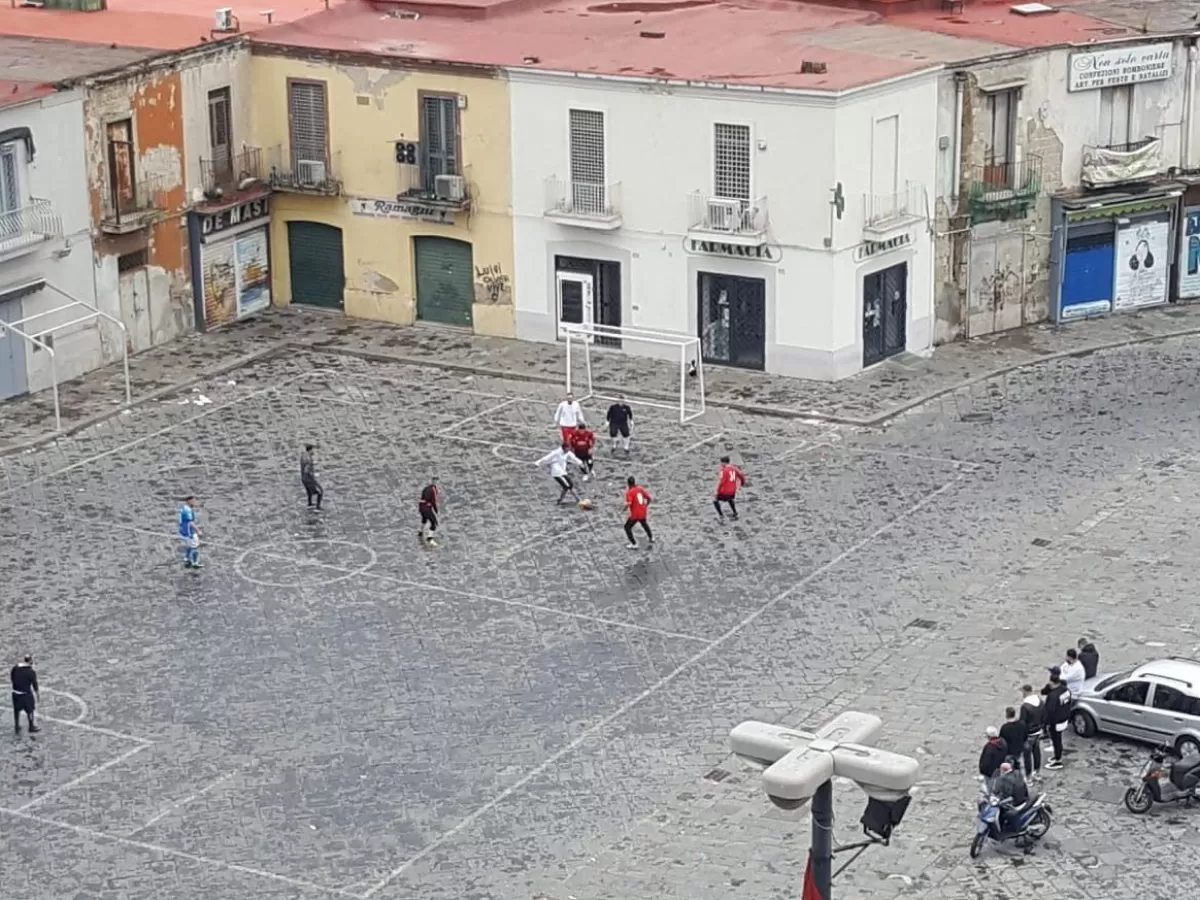napoli-zona-rossa-partita-calcetto-piazza-mercato