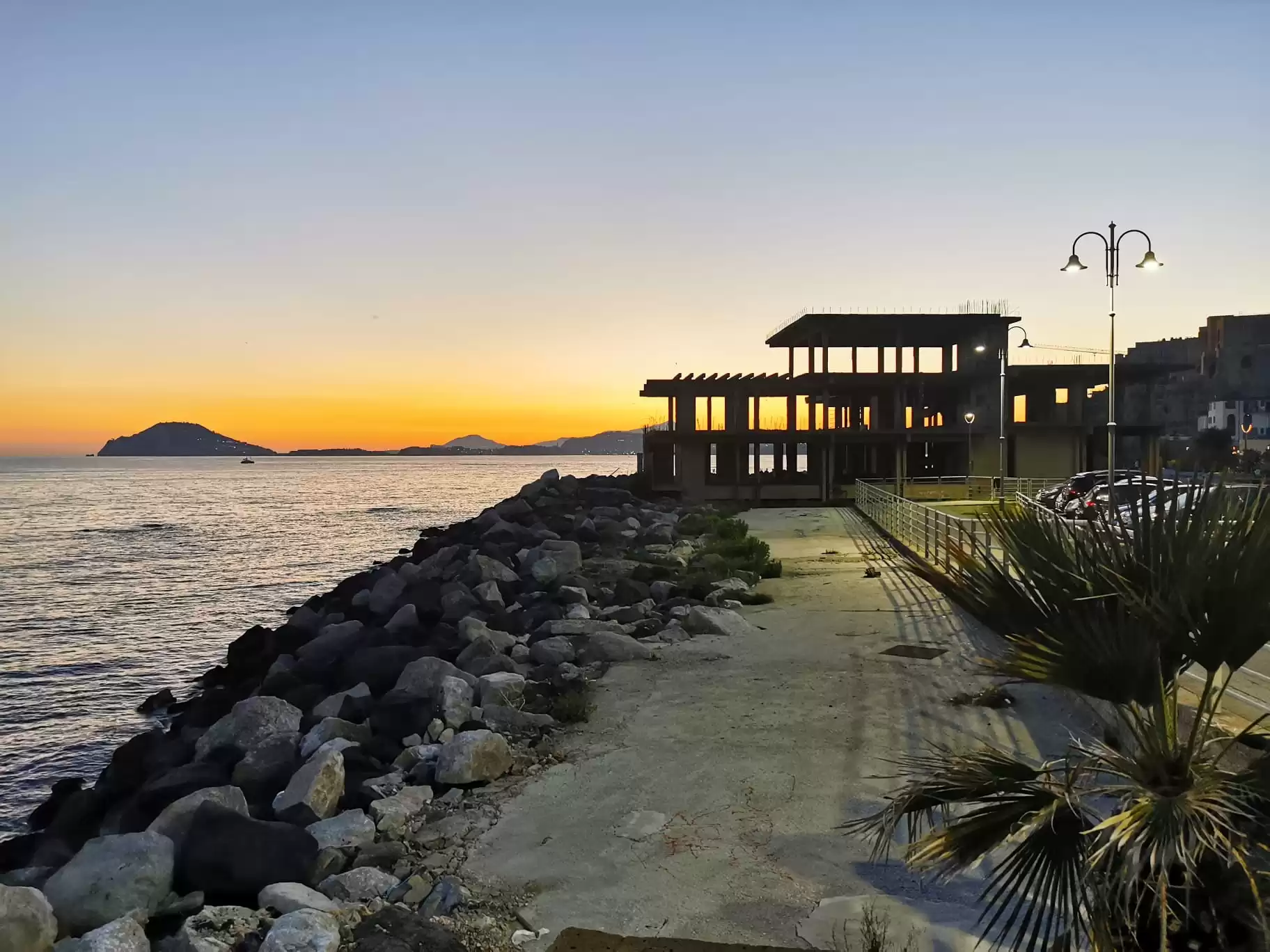 pozzuoli-abbattuto-ecomostro-vicienzo-mare
