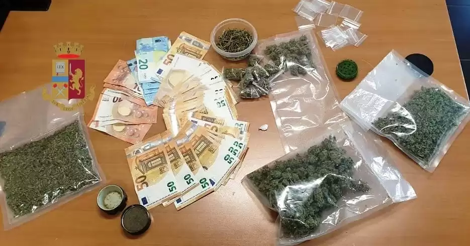 napoli-vede-polizia-lancia-droga-finestra-arrestato