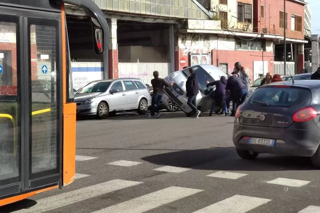 napoli-auto-ribalta-corso-arnaldo-lucci-30-gennaio