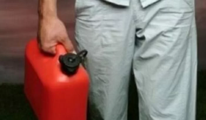 uomo-minaccia-fuoco