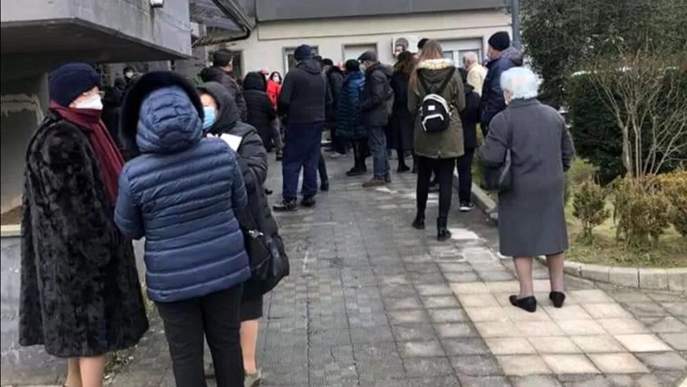 ariano-irpino-ultra-ottantenni-fila-ore-vaccino-anti-covid
