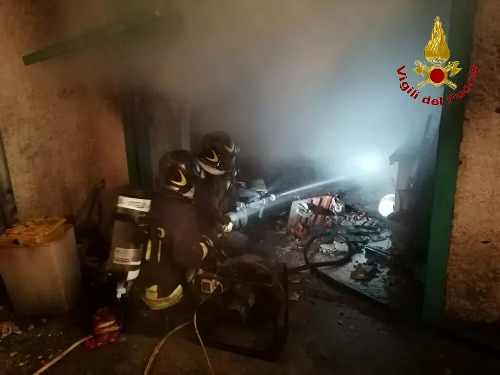 garage-fiamme-mercogliano-evacuato-palazzo-15-febbraio