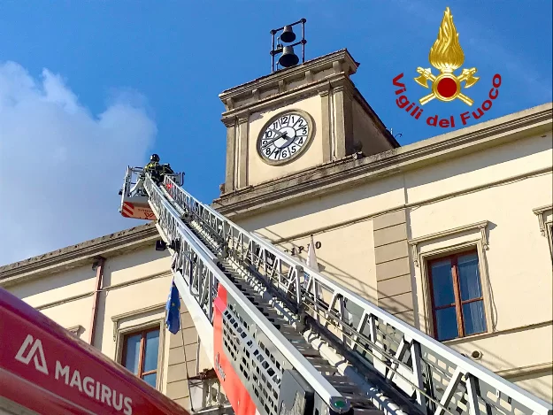 mercogliano-caduta-calcinacci-municipio