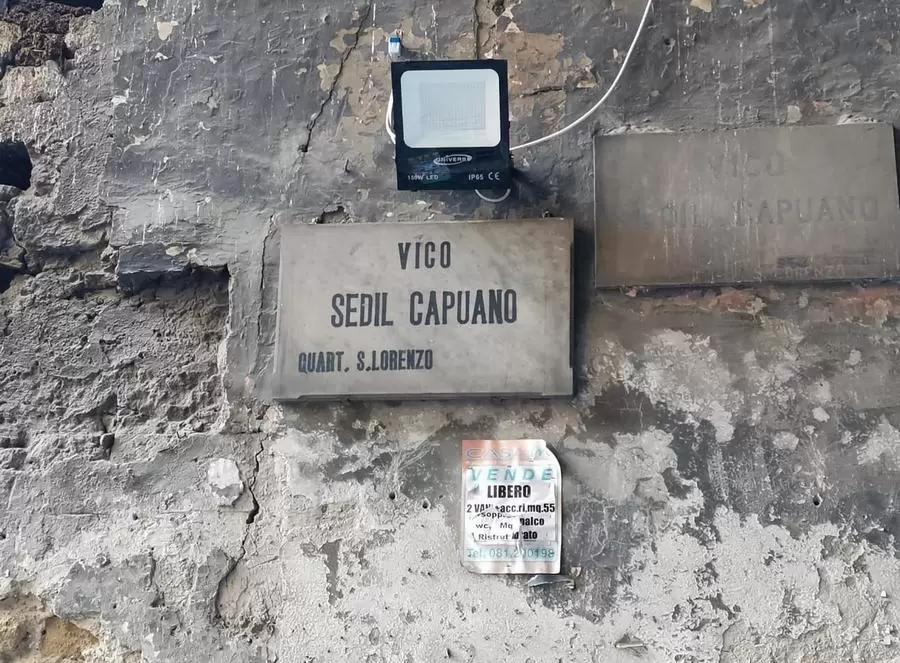 altarino-abusivo-napoli-via-tribunali-rimosso