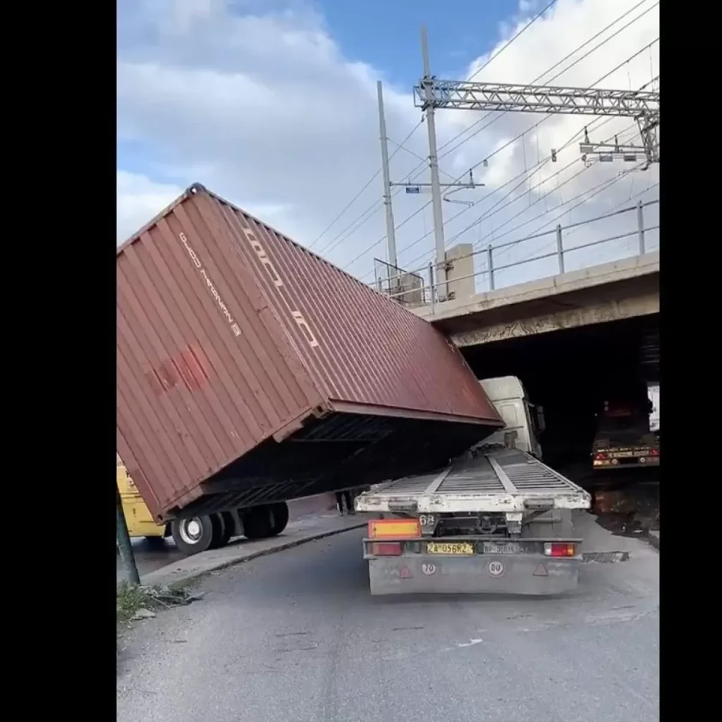 napoli-camion-ribalta-sottopassaggio