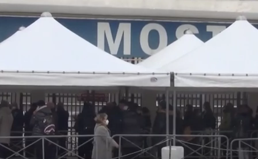 napoli-uomo-morto-fila-vaccino-covid-oggi-cosa-successo