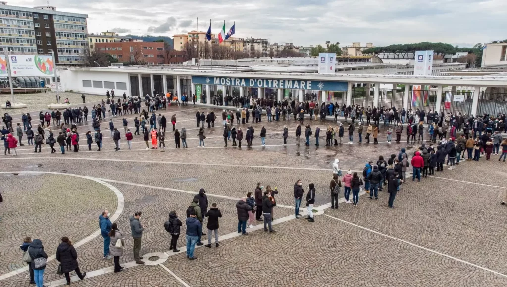 vaccino-covid-dosi-avanzate-asl-napoli-non-aspettate-fuori-centri