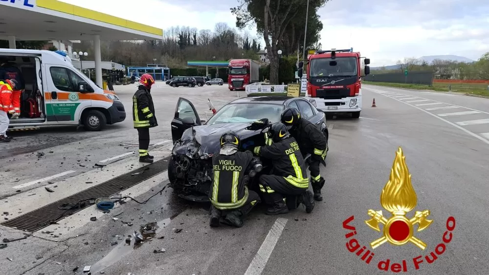 incidente-pratola-serra-schianto-auto-22-marzo