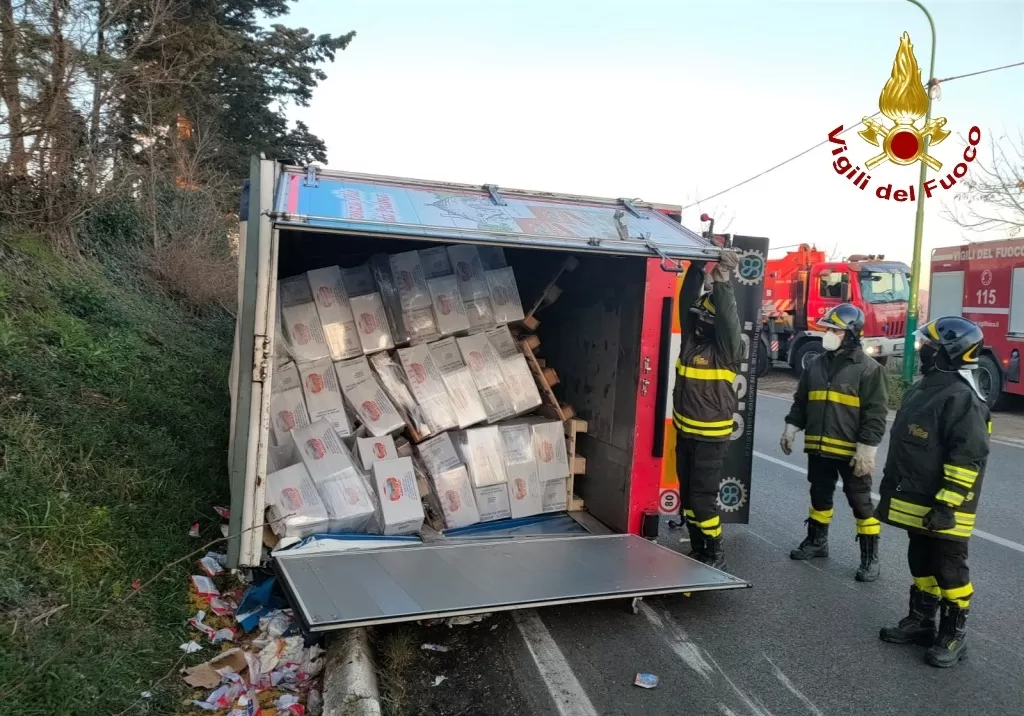 tir-carico-pasta-ribalta-ss-90-ferito-conducente