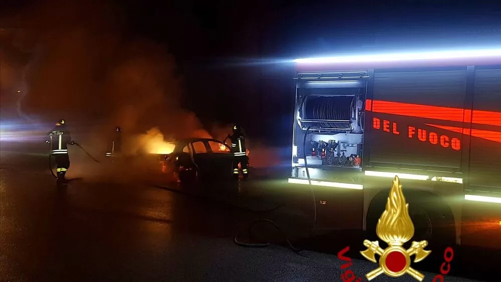 atripalda-auto-sosta-avvolta-fiamme-21-marzo