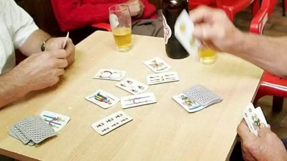 anziani giocano carte ok-2