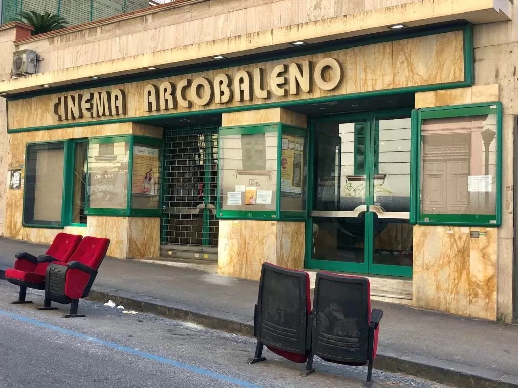 napoli-addio-cinema-arcobaleno-vomero-arriva-store-cinese