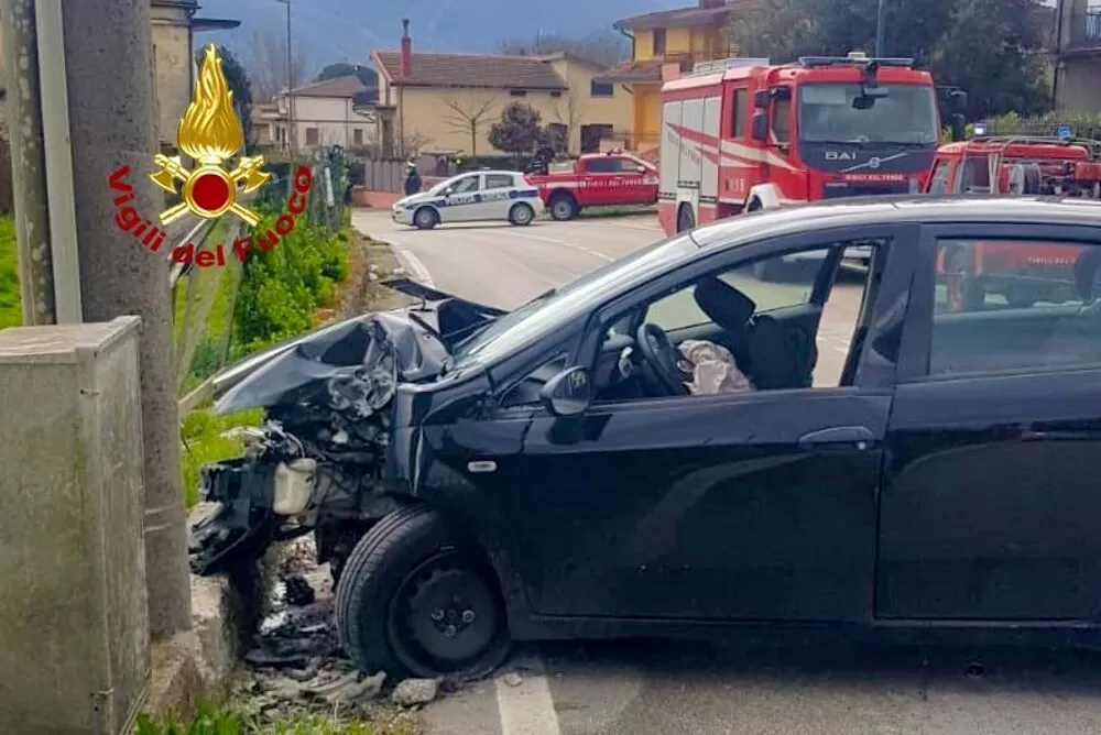 incidente-san-martino-valle-caudina-auto-muretto