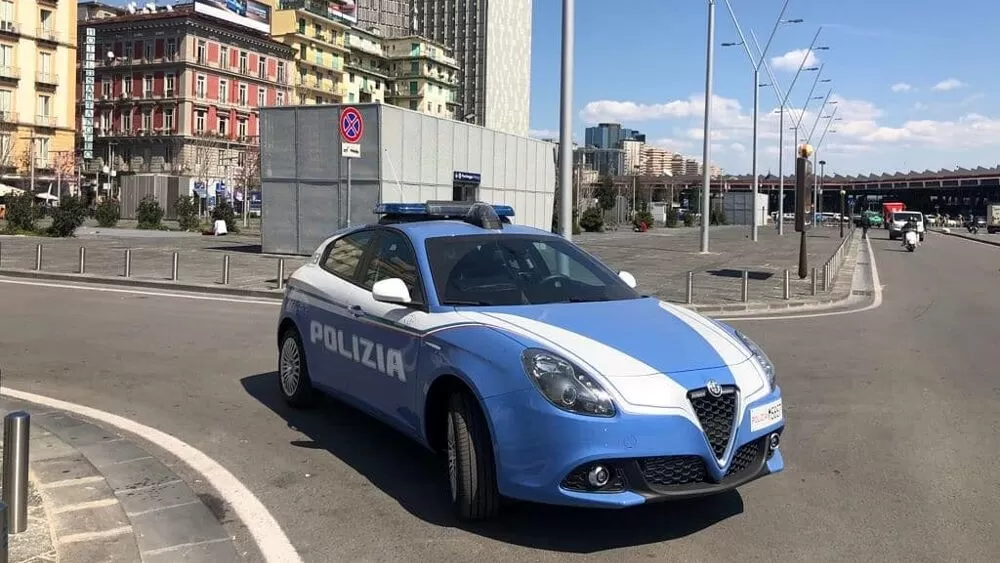 napoli-aggredisce-tenta-rapina-donna-piazza-garibaldi