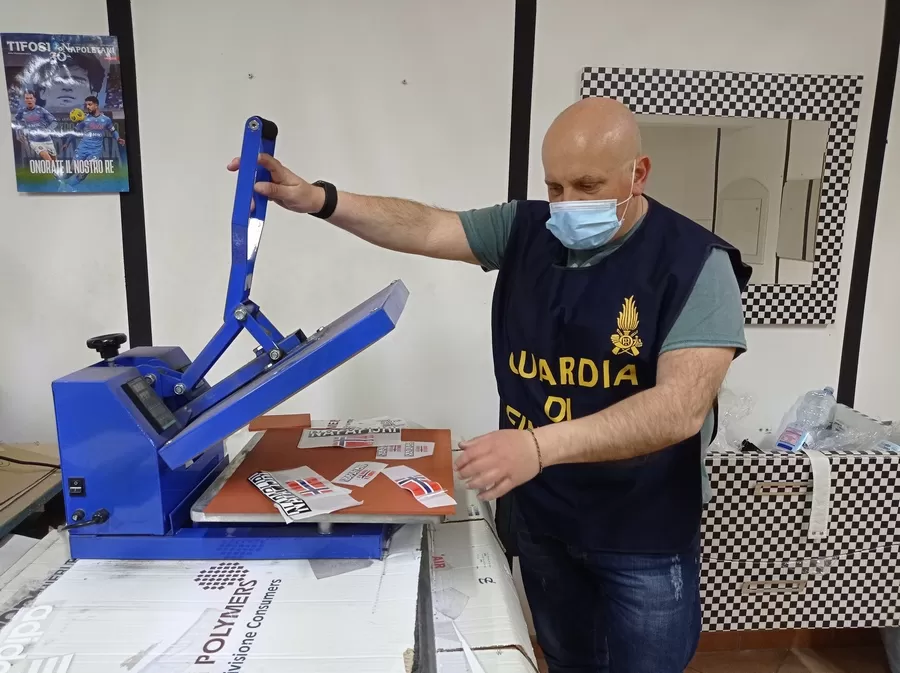 fabbrica-falso-casoria-19-aprile