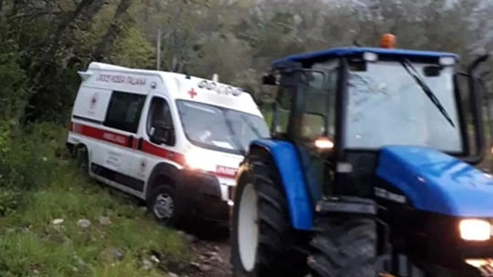 valva-ambulanza-vaccinazioni-bloccata-ambulanza-montagna-liberata-trattore