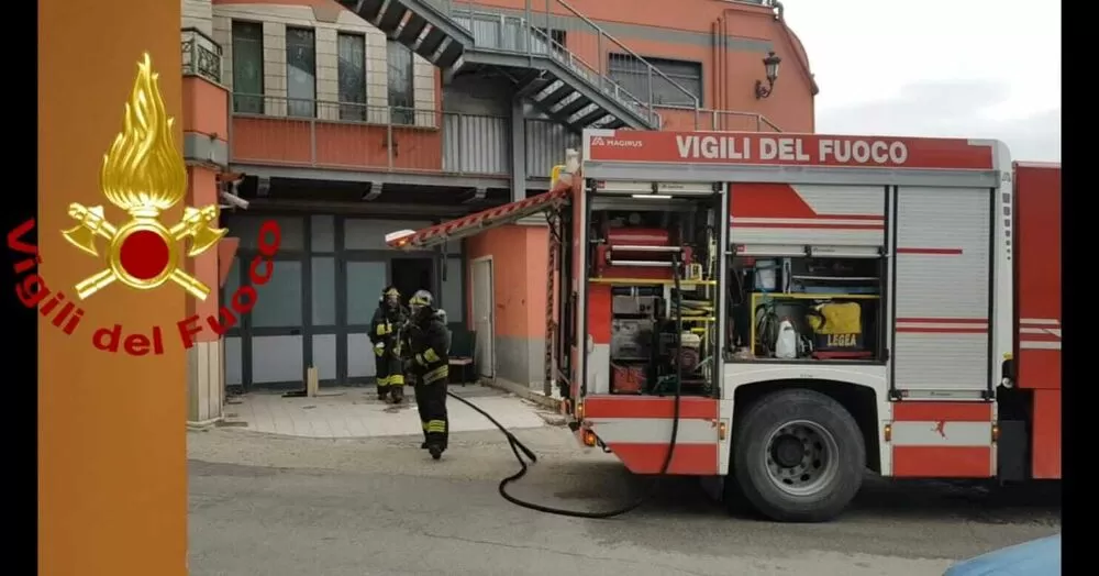 incendio-hotel-disuso-ariano-irpino-vigili-fuoco