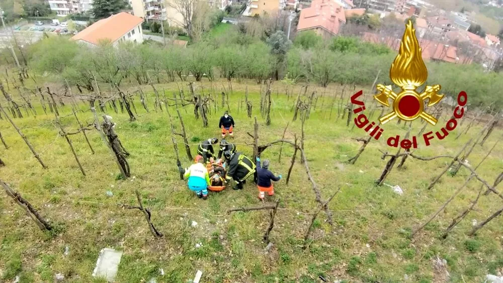 mercogliano-uomo-cade-muro-carreggiata-5-aprile