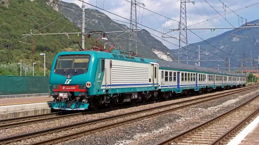 torre-annunziata-uomo-investito-ucciso-treno-regionale