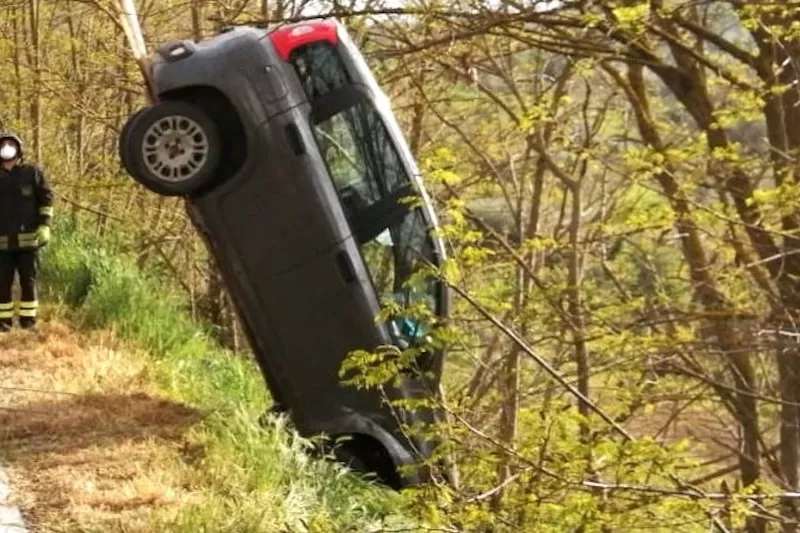 incidente-castelpoto-12-aprile-auto-burrone
