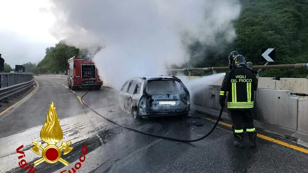 incendio-a16-auto-fiamme