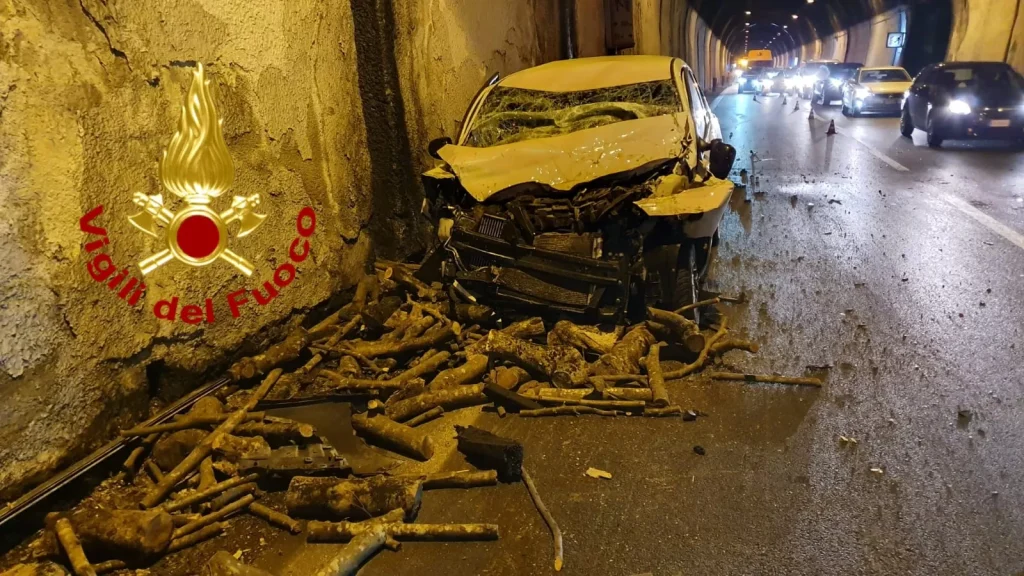 incidente-raccordo-salerno-avellino-scontro-auto-camion