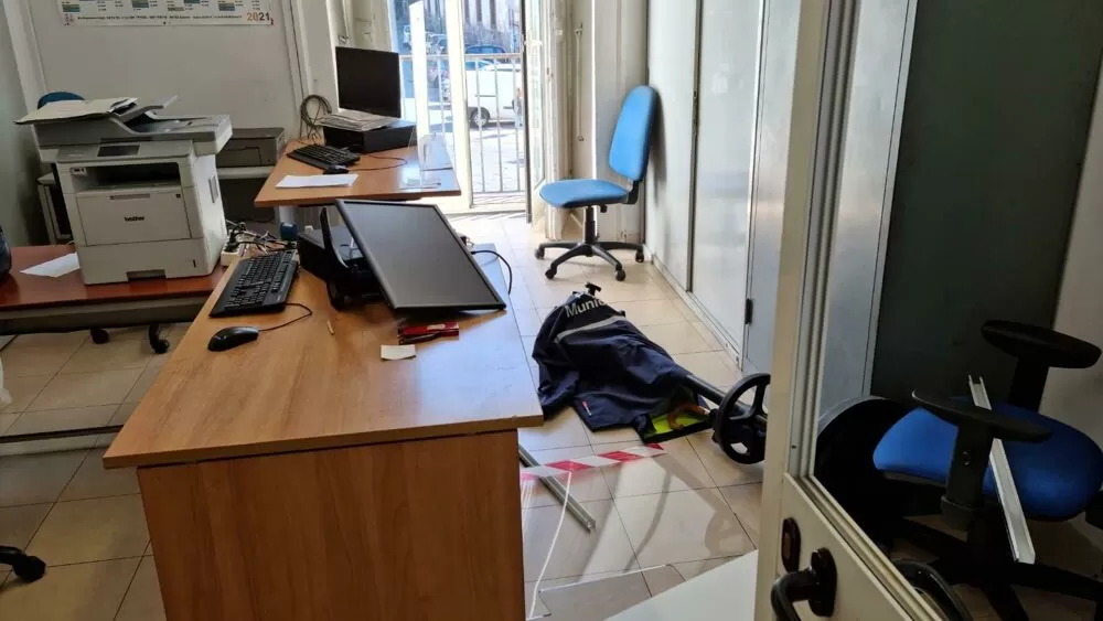 ladro-distrugge-sede-polizia-locale
