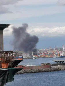 incendio-napoli-gianturco-plastica-fumo-nero-oggi-15-maggio-cosa-successo