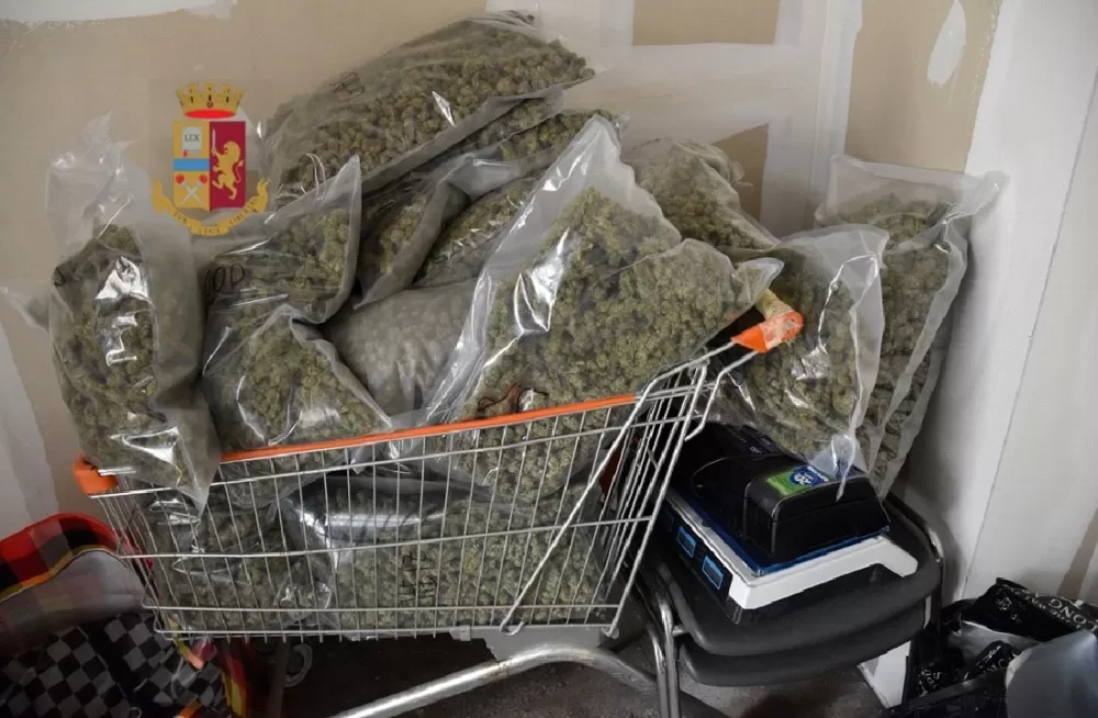 napoli-sequestro-droga-garage-4-maggio