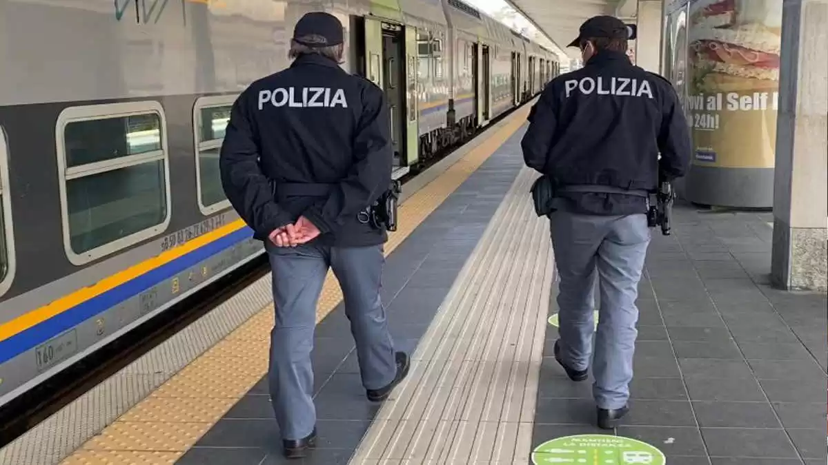 napoli-caserta-atti-osceni-davanti-ragazzina-treno